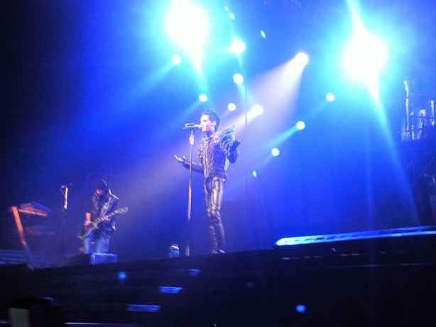 Bill Kaulitz! (Standing SO close! And if you look har enough, you can spot Tom in the background)